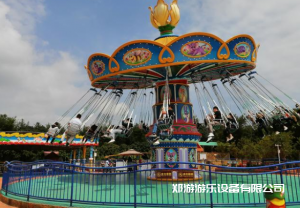 五彩繽紛的大型游樂(lè )設備，颶風(fēng)飛椅！